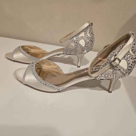 Badgley Mischka Gillian Ivory Ankle Strap Kitten Heels Womens 9.5 - Picture 2 of 11